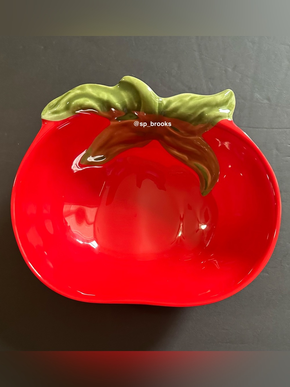 🎁Tomato Shaped Melamine Serving Bowl in Red with Green Leaf Accent 10” - NWOT